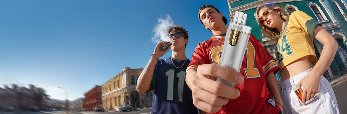 Young friends holding the ATING BAR Lekker S slim refillable pod kit on a sunny city street.